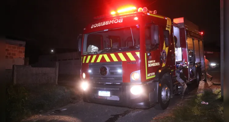 Bombeiros controlaram as chamas.