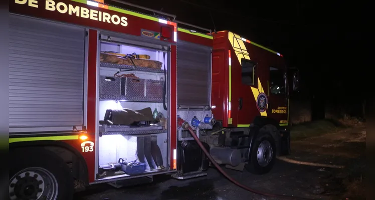 Bombeiros controlaram as chamas.
