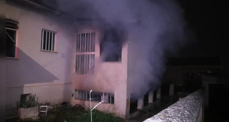 Fogo atingiu área semelhante a um porão.