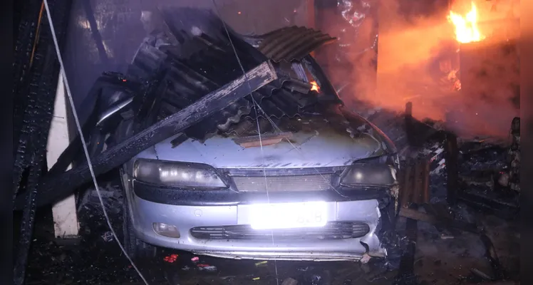 Incêndio também atingiu veículo.