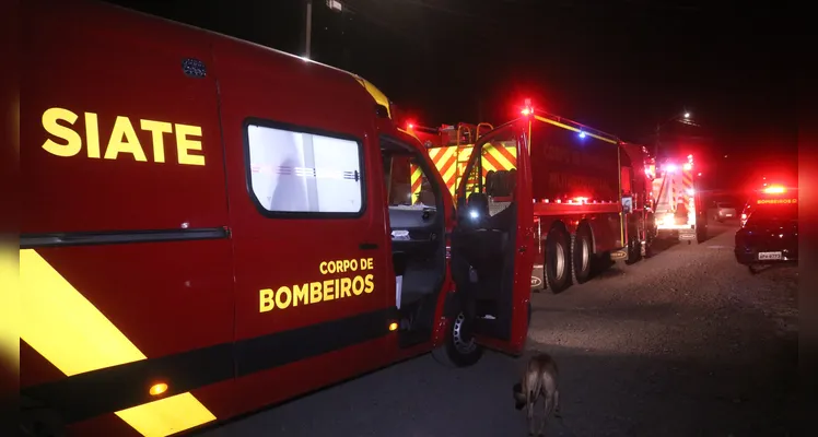 Incêndio aconteceu na noite desta terça-feira (27).