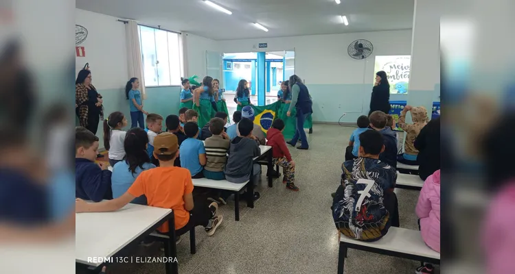 Veja os registros da coreografia apresentada aos colegas.