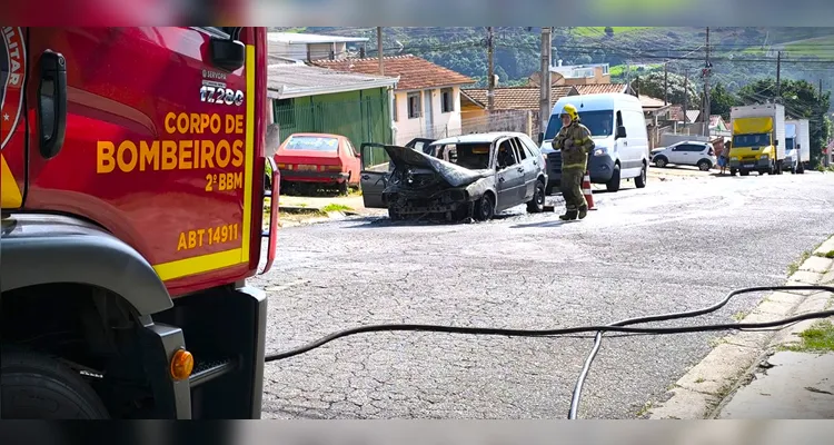Auto Bomba Tanque Resgate (ABTR), dos Bombeiros, esteve na ocorrência.