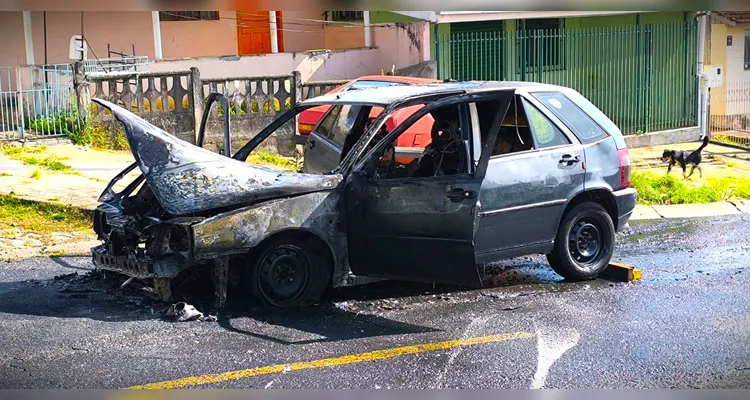 Carro ficou destruído após o incêndio; causas serão investigadas.
