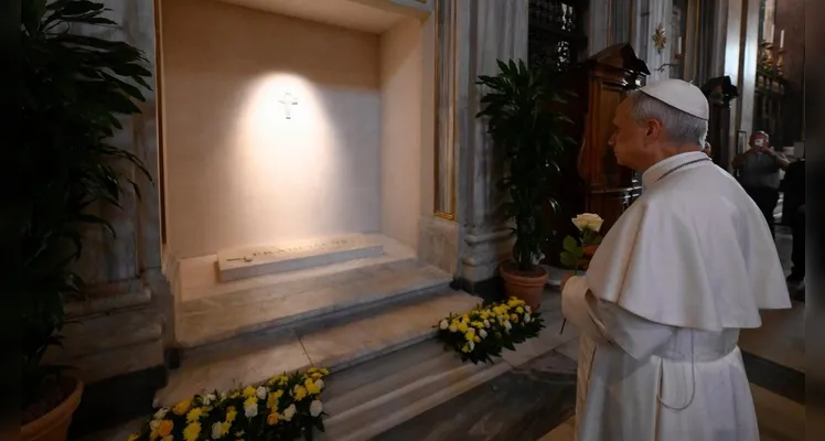 Leão XIV reza diante do túmulo de Francisco na Basílica de Santa Maria Maior -
