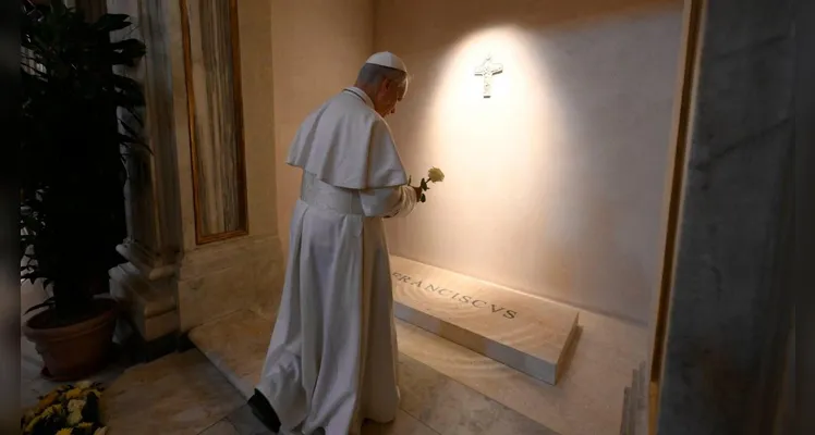 Leão XIV reza diante do túmulo de Francisco na Basílica de Santa Maria Maior -