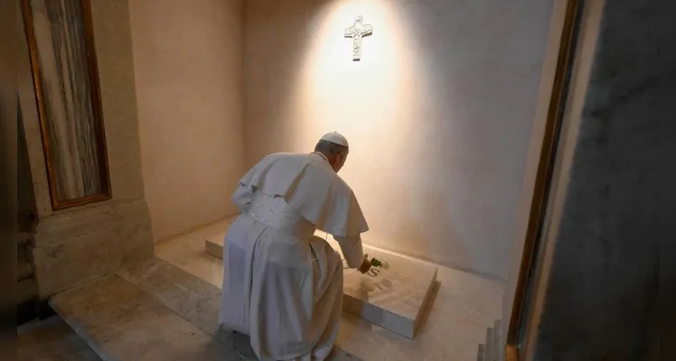 Leão XIV reza diante do túmulo de Francisco na Basílica de Santa Maria Maior -