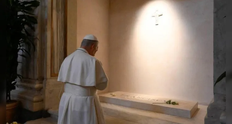 Leão XIV reza diante do túmulo de Francisco na Basílica de Santa Maria Maior -