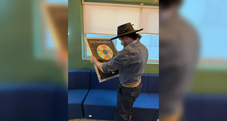 Paulinho Mocelin celebra 10 anos de carreira com Discos de Ouro e Platina