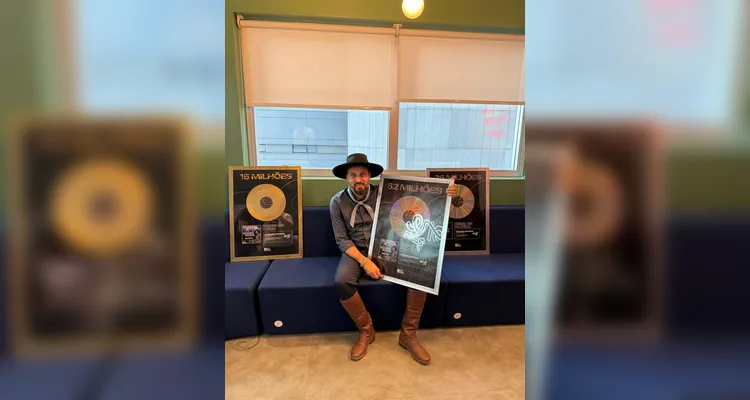 Paulinho Mocelin celebra 10 anos de carreira com Discos de Ouro e Platina