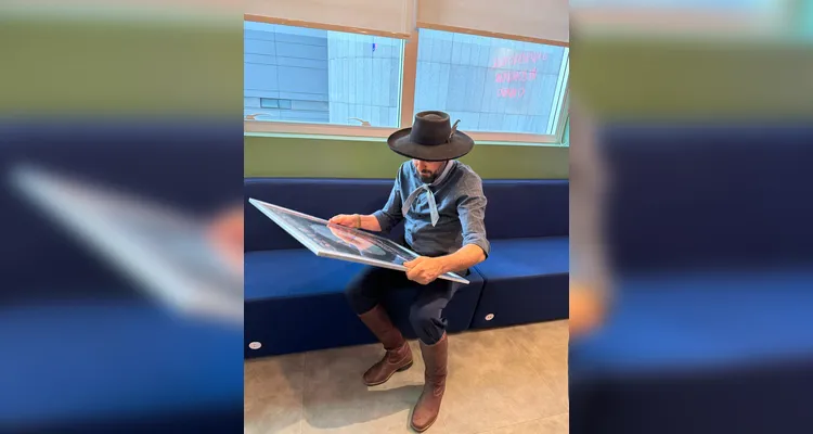 Paulinho Mocelin celebra 10 anos de carreira com Discos de Ouro e Platina