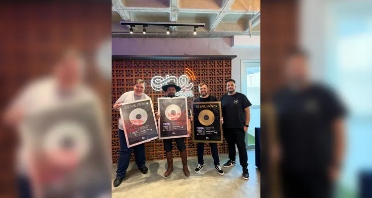 Paulinho Mocelin celebra 10 anos de carreira com Discos de Ouro e Platina