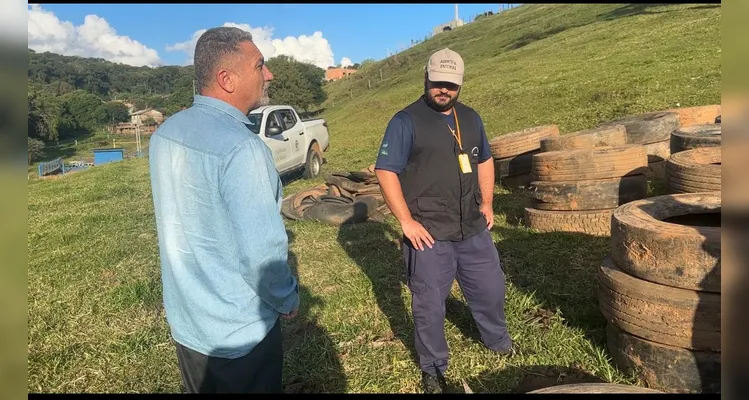 Descarte irregular de pneus é flagrado em bairro de Carambeí