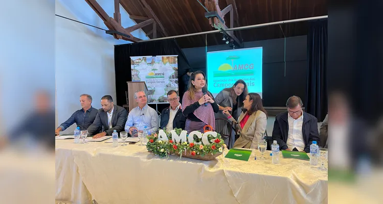 Prefeitos da AMCG recebem secretários de Estado em Telêmaco Borba