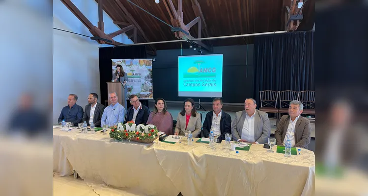 Prefeitos da AMCG recebem secretários de Estado em Telêmaco Borba