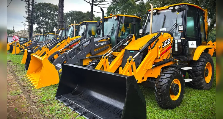 PR investe R$ 20 mi e entrega maquinários nos Campos Gerais