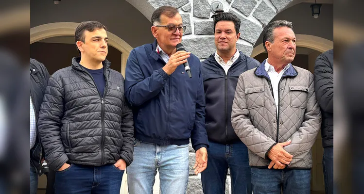 PR investe R$ 20 mi e entrega maquinários nos Campos Gerais