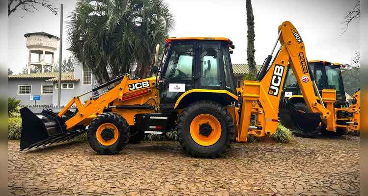 PR investe R$ 20 mi e entrega maquinários nos Campos Gerais