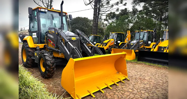 PR investe R$ 20 mi e entrega maquinários nos Campos Gerais