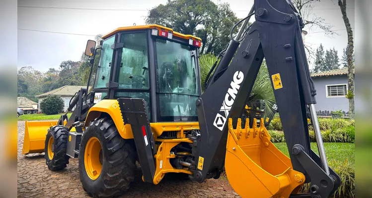 PR investe R$ 20 mi e entrega maquinários nos Campos Gerais