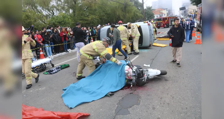 Veja fotos do simulado de acidente de trânsito no Centro de PG