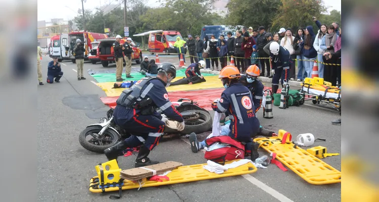 Veja fotos do simulado de acidente de trânsito no Centro de PG