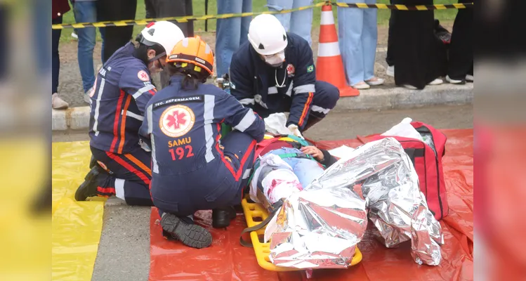 Veja fotos do simulado de acidente de trânsito no Centro de PG