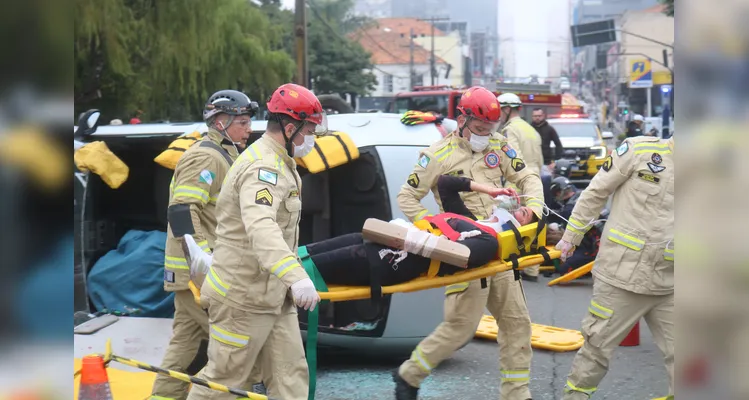 Veja fotos do simulado de acidente de trânsito no Centro de PG