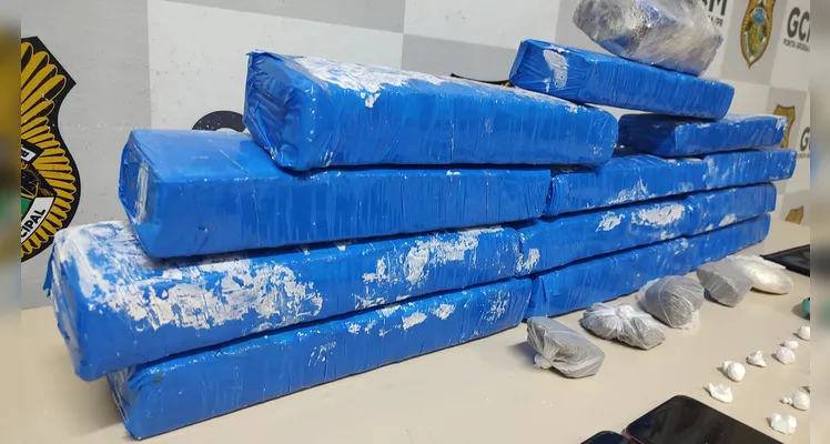 Tabletes de maconha estavam no porta-malas.