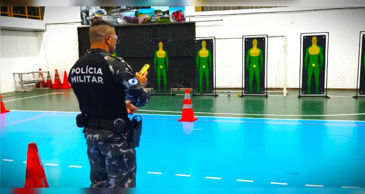 Policiais de PG fazem treinos com nova arma Taser em Curitiba