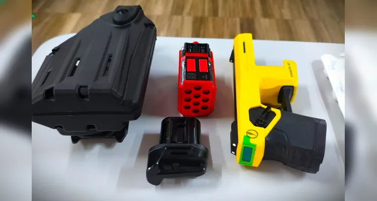 Policiais de PG fazem treinos com nova arma Taser em Curitiba
