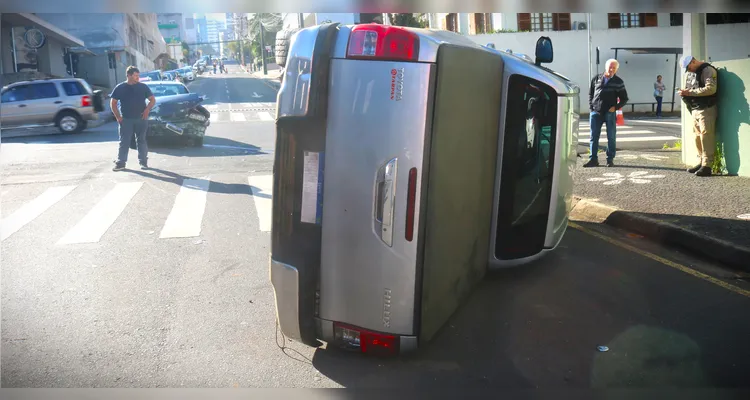 Veja fotos e vídeo de acidente com tombamento na ‘Vila Estrela’, em PG