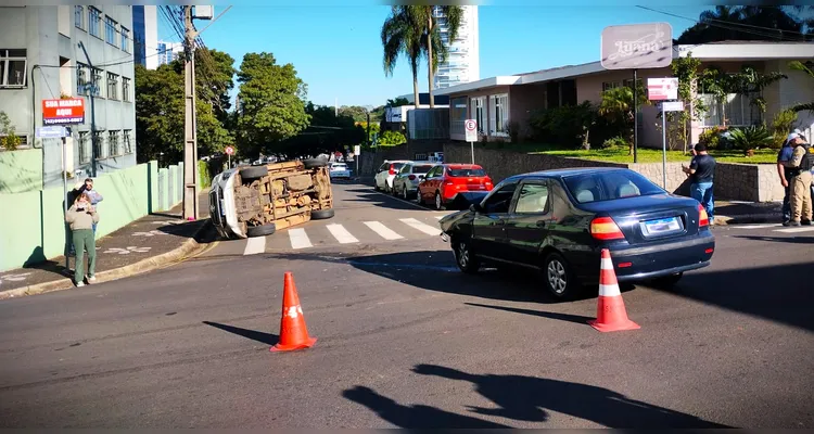 Veja fotos e vídeo de acidente com tombamento na ‘Vila Estrela’, em PG