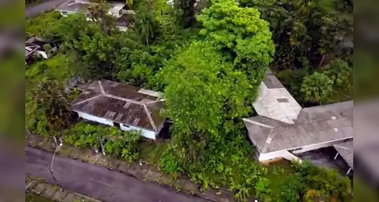 Cidade abandonada? Influencer viraliza ao mostrar vila de Antonina 'parada no tempo’