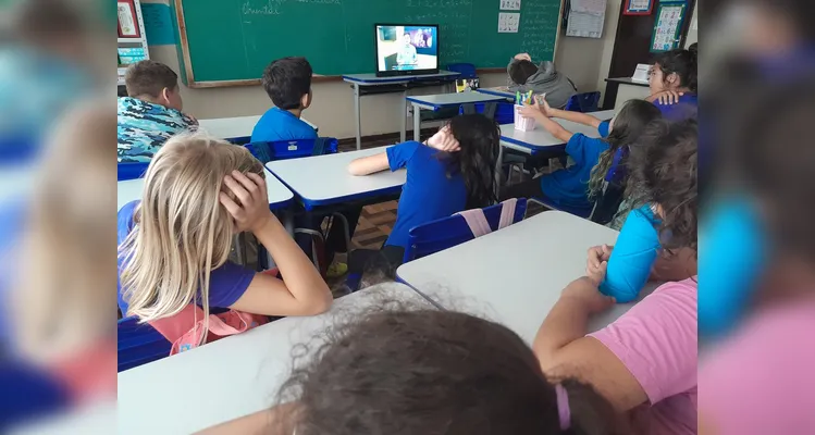 A turma assistiu ao conteúdo e desenvolveu cartazes e dinâmicas envolvendo a gravação de vídeos.