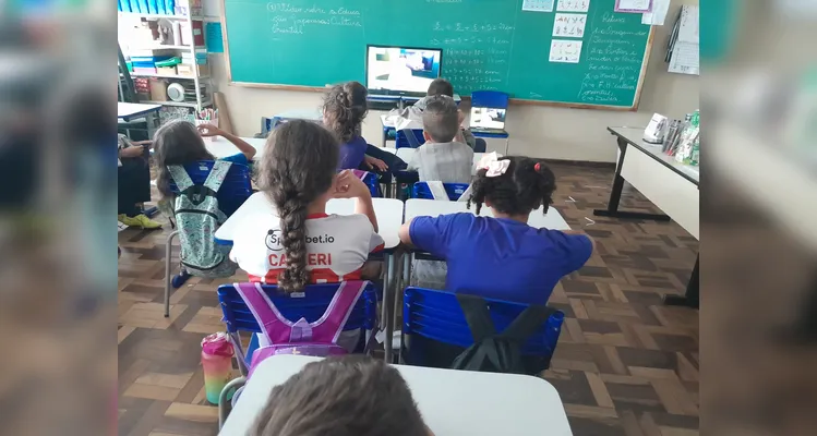 A turma assistiu ao conteúdo e desenvolveu cartazes e dinâmicas envolvendo a gravação de vídeos.