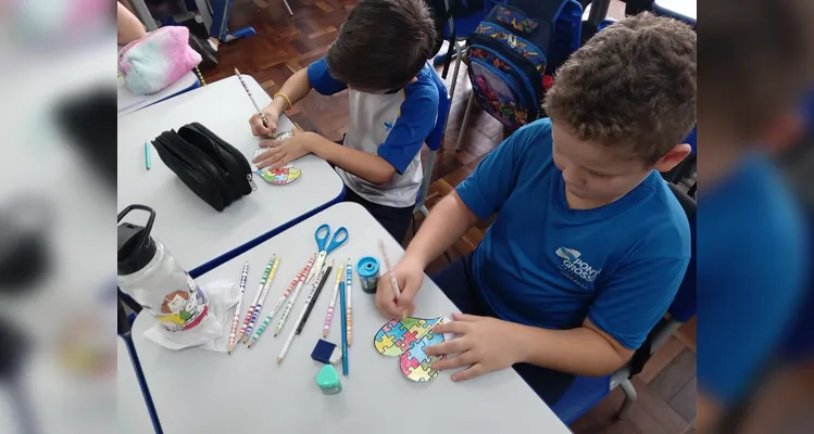 A classe assistiu a vídeos sobre tema, realizou debates, entrevistas e a confecção de cartazes.