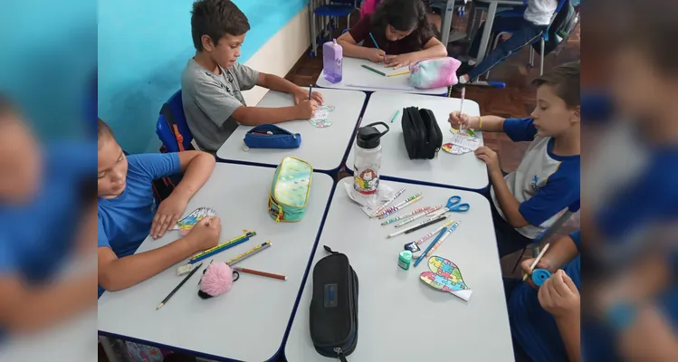 A classe assistiu a vídeos sobre tema, realizou debates, entrevistas e a confecção de cartazes.