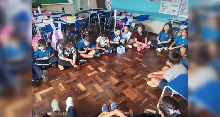 A classe assistiu a vídeos sobre tema, realizou debates, entrevistas e a confecção de cartazes.