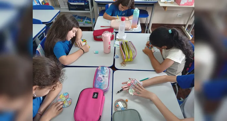 A classe assistiu a vídeos sobre tema, realizou debates, entrevistas e a confecção de cartazes.