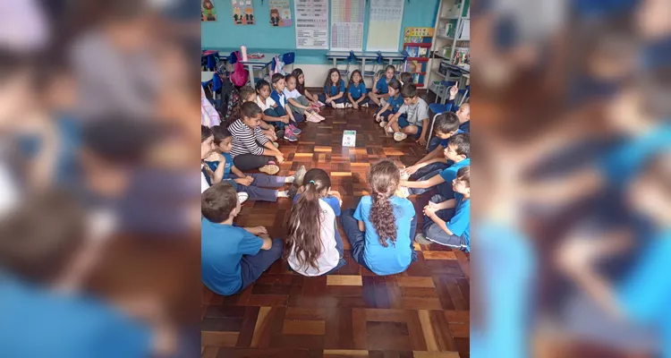 A classe assistiu a vídeos sobre tema, realizou debates, entrevistas e a confecção de cartazes.