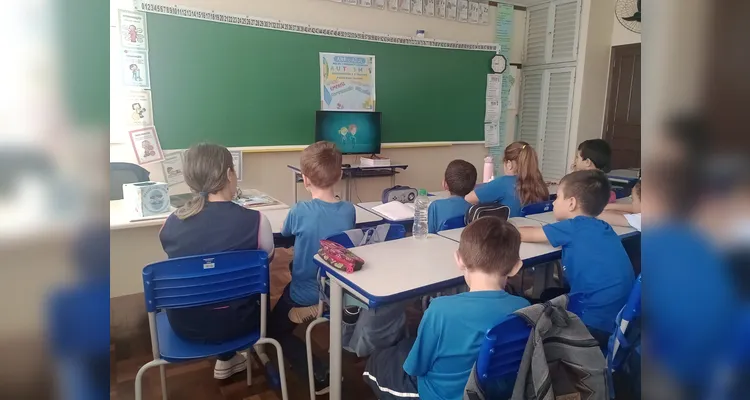A classe assistiu a vídeos sobre tema, realizou debates, entrevistas e a confecção de cartazes.