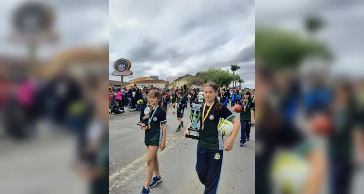 Após variados estudos em sala, a turma participou do desfile em homenagem à data.
