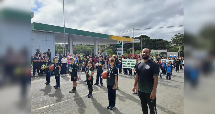 Após variados estudos em sala, a turma participou do desfile em homenagem à data.