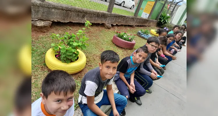 Tendo solidificado as bases teóricas sobre o assunto, os alunos realizaram inúmeras ações práticas como debates e a preparação de mudas que foram compartilhadas com a comunidade escolar.