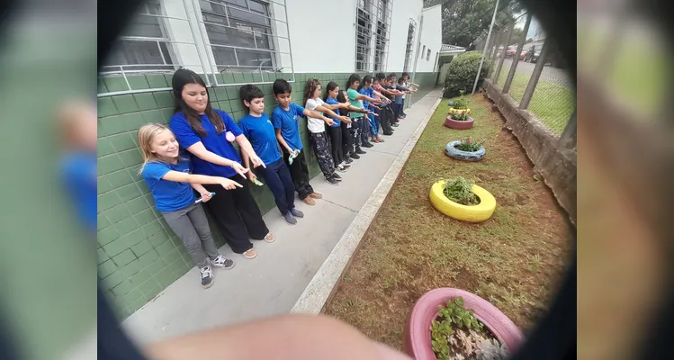 Tendo solidificado as bases teóricas sobre o assunto, os alunos realizaram inúmeras ações práticas como debates e a preparação de mudas que foram compartilhadas com a comunidade escolar.