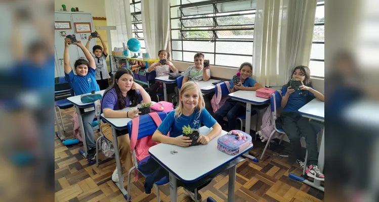 Tendo solidificado as bases teóricas sobre o assunto, os alunos realizaram inúmeras ações práticas como debates e a preparação de mudas que foram compartilhadas com a comunidade escolar.