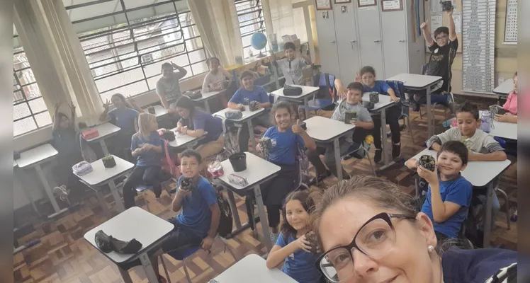 Tendo solidificado as bases teóricas sobre o assunto, os alunos realizaram inúmeras ações práticas como debates e a preparação de mudas que foram compartilhadas com a comunidade escolar.