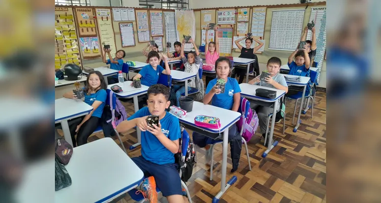 Tendo solidificado as bases teóricas sobre o assunto, os alunos realizaram inúmeras ações práticas como debates e a preparação de mudas que foram compartilhadas com a comunidade escolar.