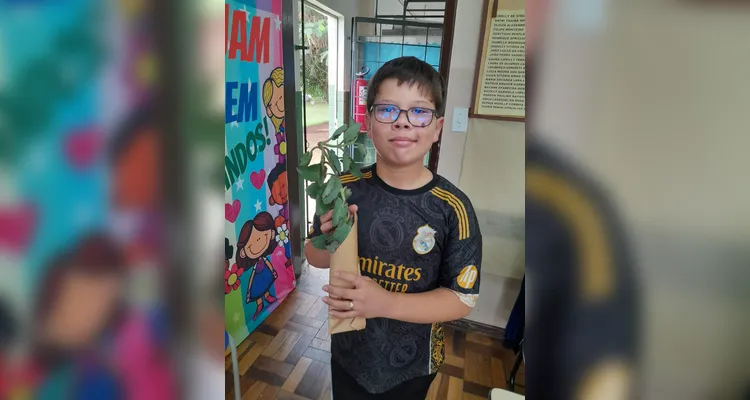 Tendo solidificado as bases teóricas sobre o assunto, os alunos realizaram inúmeras ações práticas como debates e a preparação de mudas que foram compartilhadas com a comunidade escolar.